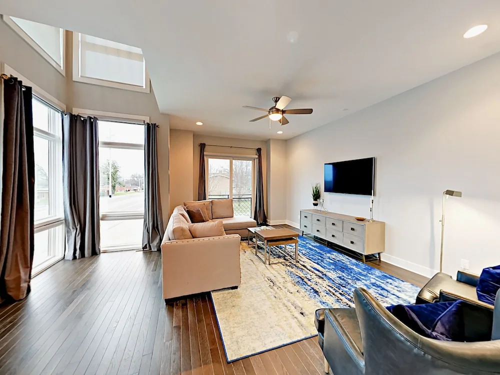 Summit Ave Townhouse 3 Bedrooms 3.5 Bathrooms Townhouse