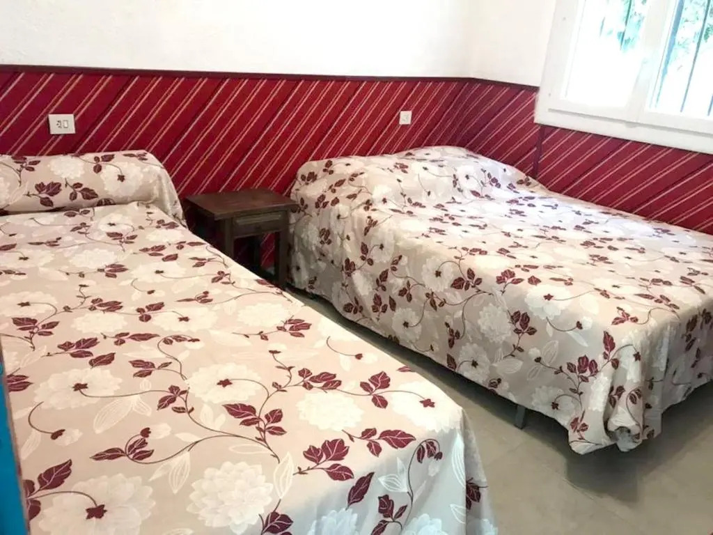 2 bedrooms appartement with enclosed garden at Empuriabrava 1 km away from the beach