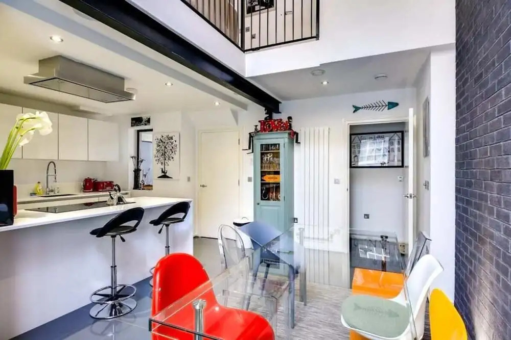 Stylish 2 bed 3 Storey House With Mezzanine