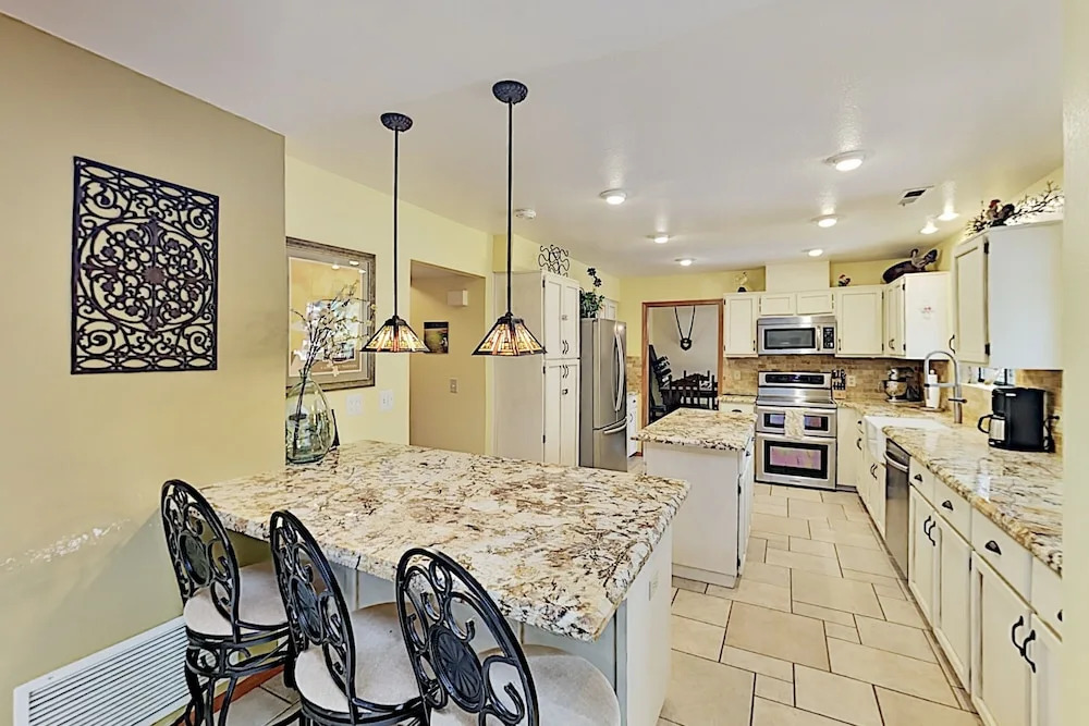 Lavish W/ Hot Tub, Game Room - Near Skiing 4 Bedroom Home