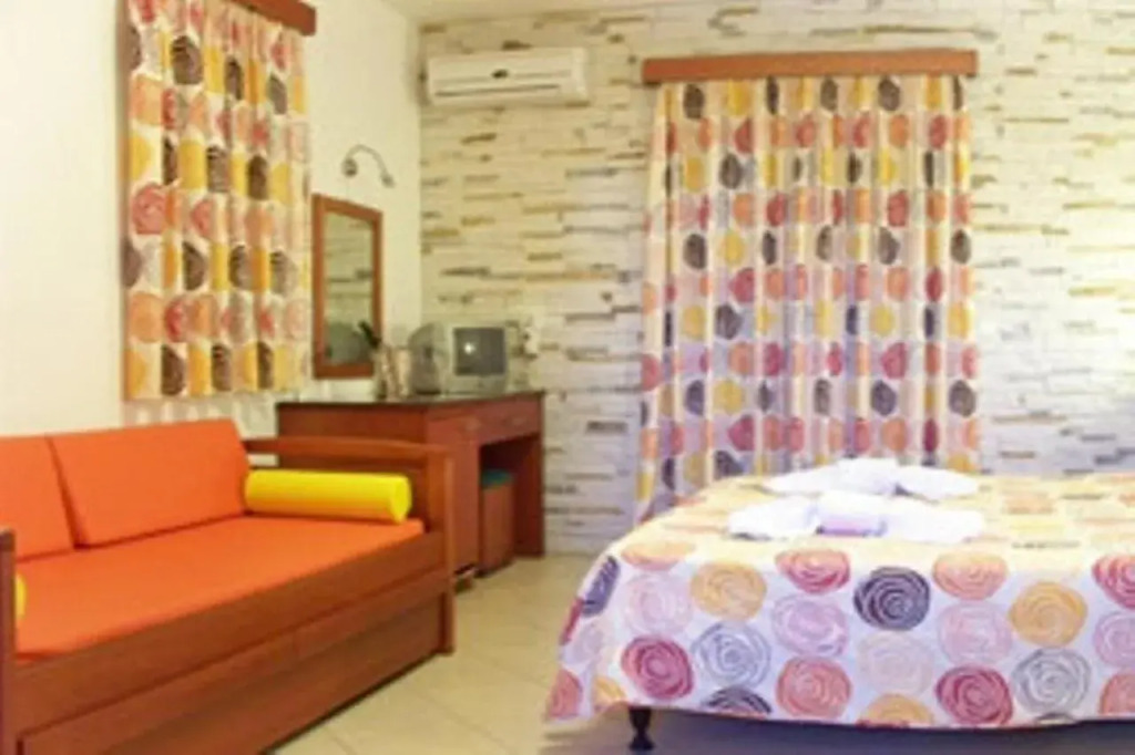 Plaka Hotel II