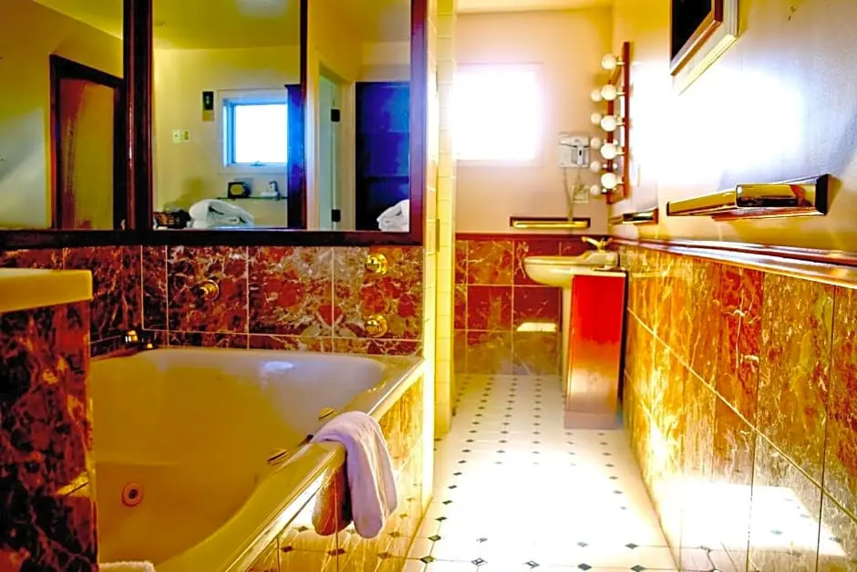 A Cayuga LakeFront Inn - Hotel Alt, Ithaca New York