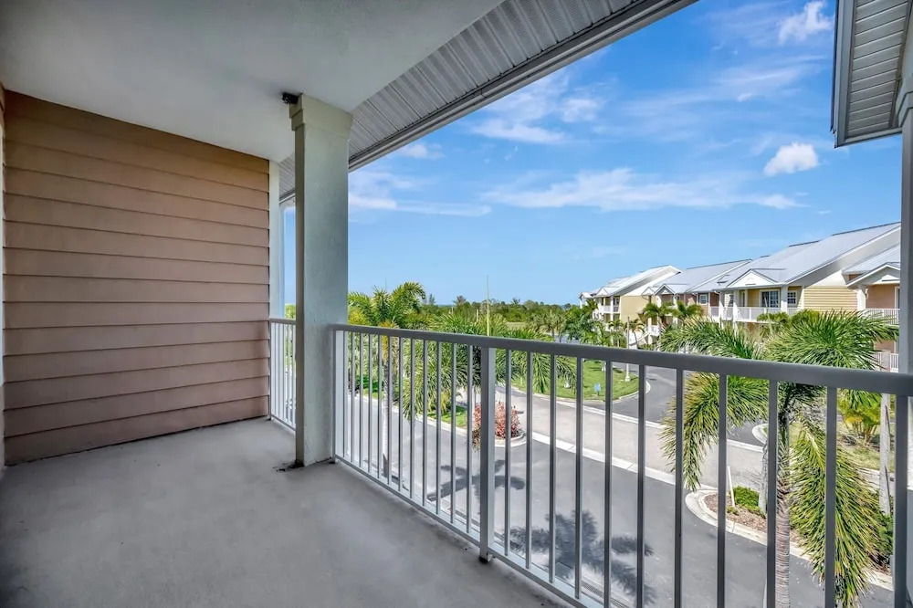 Mangrove View 2BR - Pool Hot Tub Gym Access