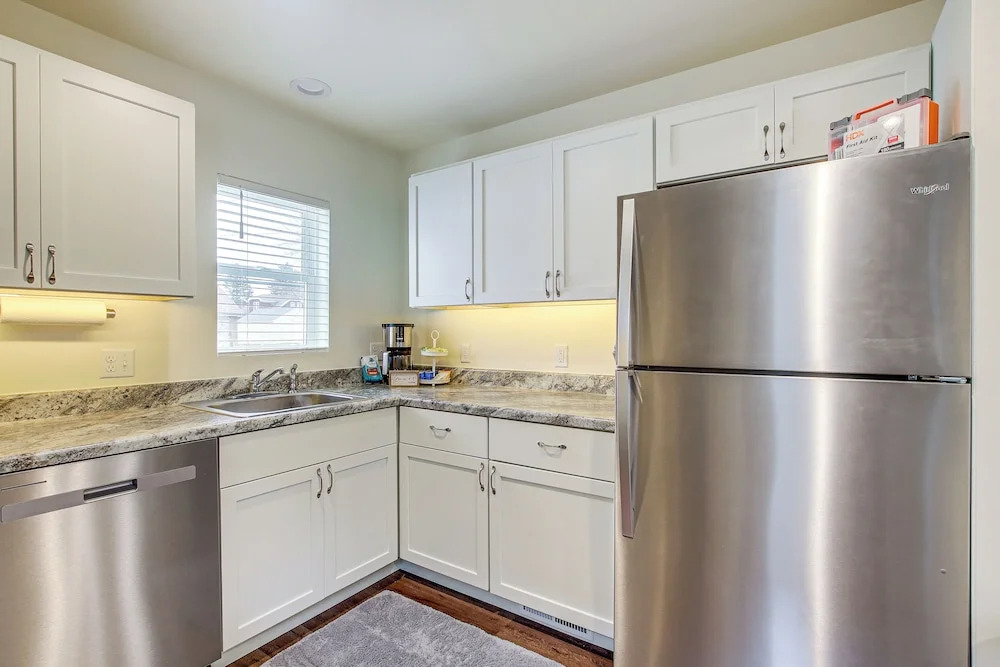 Dog-friendly Sheboygan Home - 1 Mi to Town!