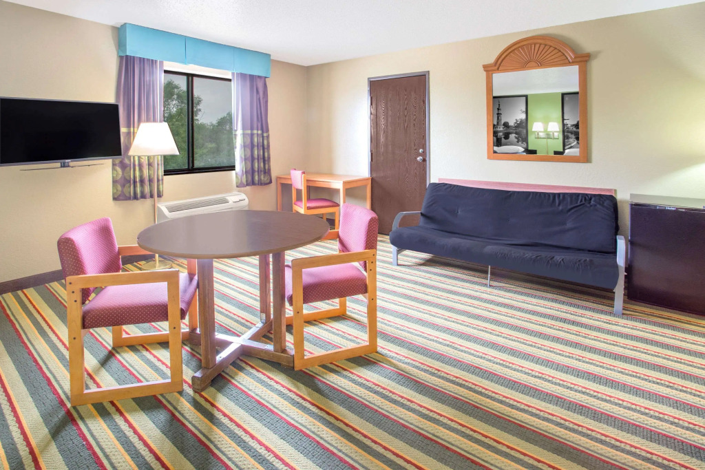 Super 8 by Wyndham Champaign