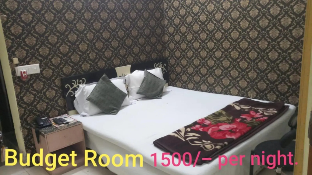 DS Residency-Near Varanasi Jn Railway station N Temples-Parking-Free Wi-Fi