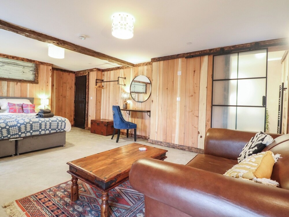 Godre'r Gyrn, Plas Moelfre Hall Barns