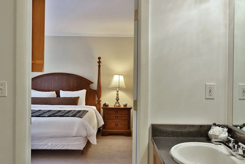 The Birch Ridge: English Gentleman's Room #9 - King Suite In Killington, Vermont. Hot Tub. 1 Bedroom Home