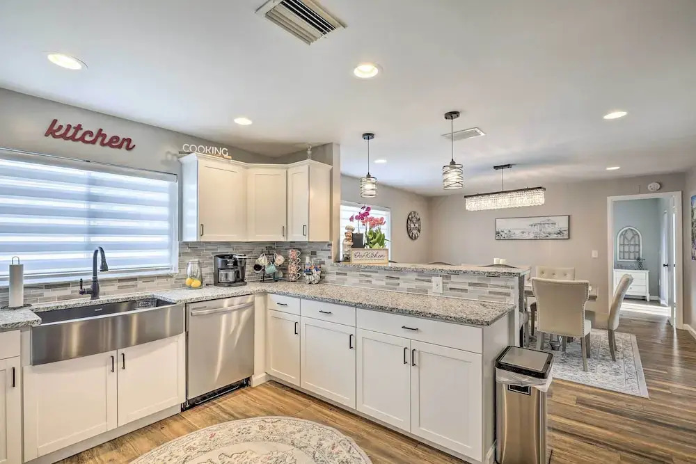 Lavish Holiday Home w/ Lanai & Heated Outdoor Pool