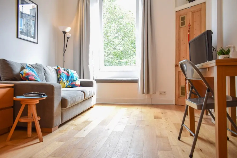 1 Bedroom Apartment in Traditional Edinburgh Tenement