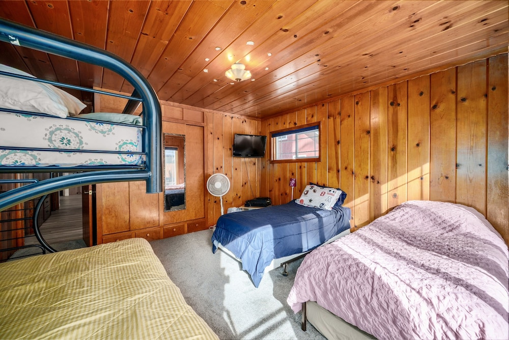 Al Tahoe Cabin-vintage Meets Modern 920sf 3 Bedroom Home