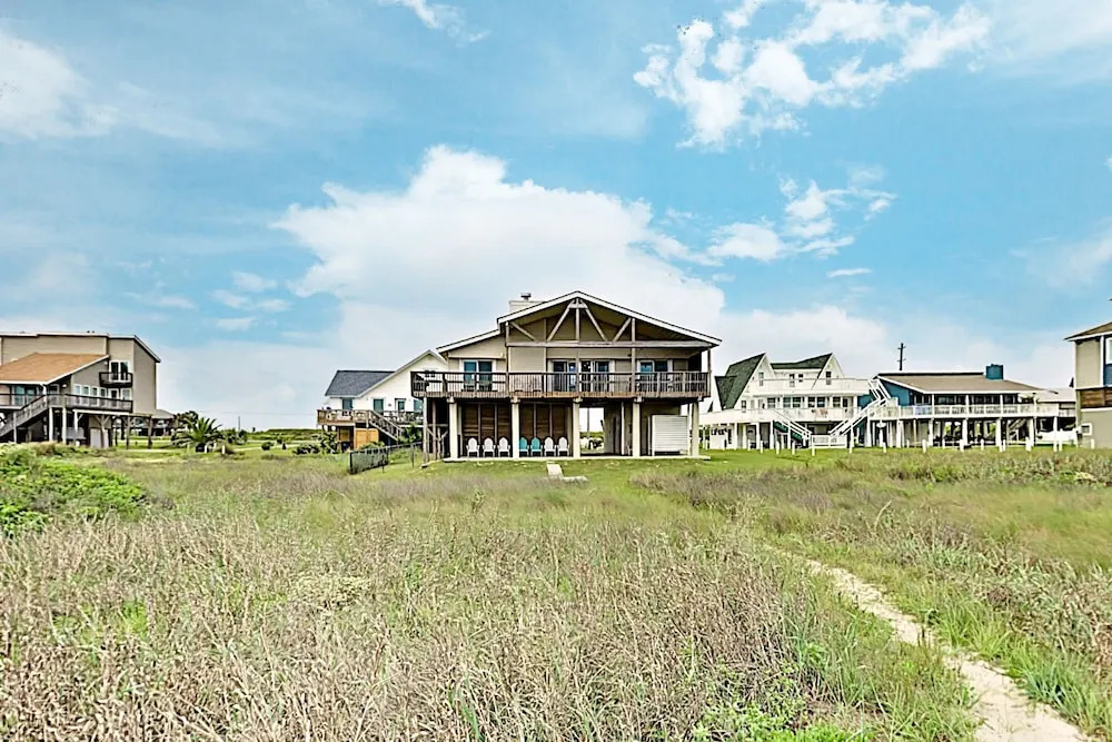 Coastal Winds: Beachfront Beauty - Steps To Sand 3 Bedroom Home