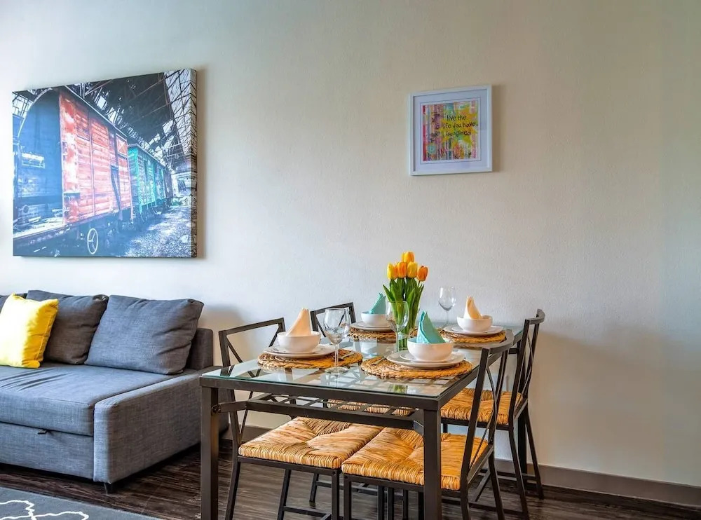 Beautiful & Modern Memorial Home - Near Everything