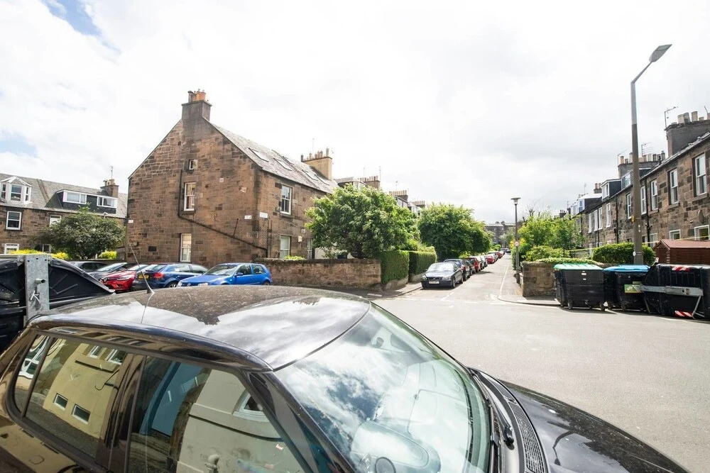 Cute Private Door 2 Bed Apartment on Easter Road