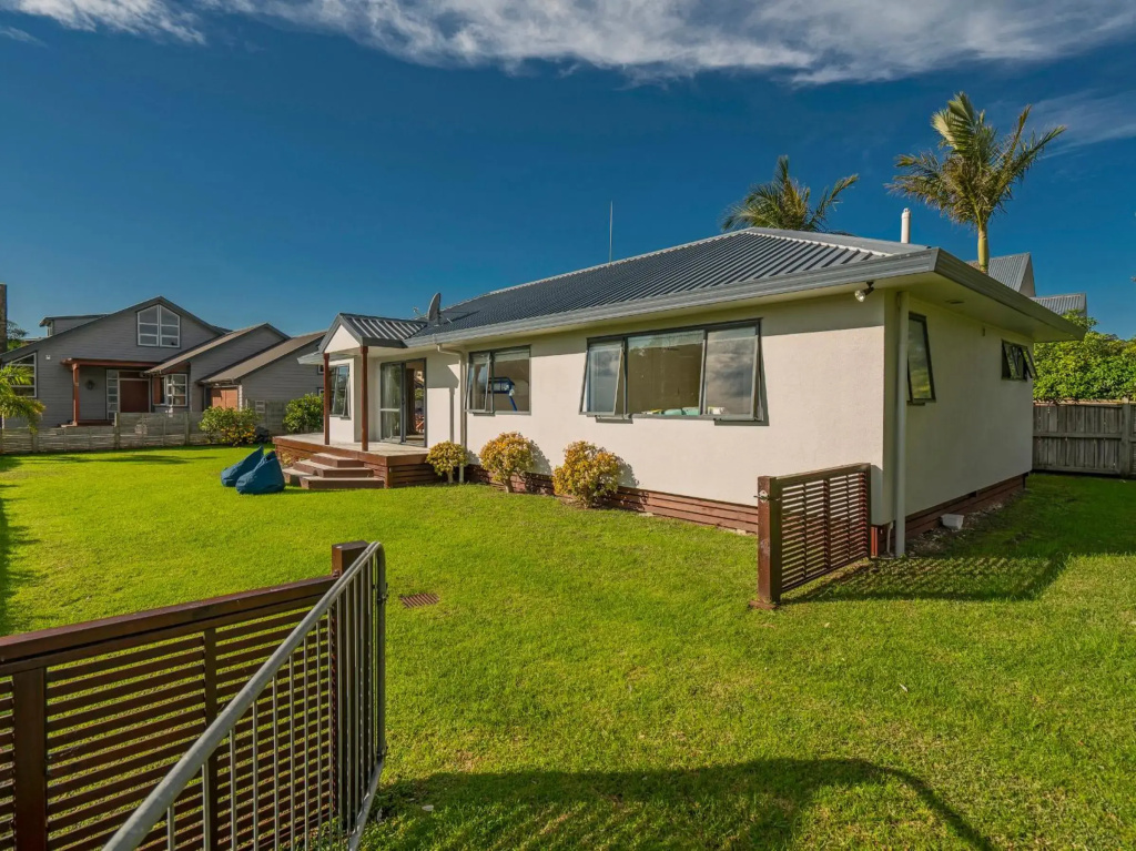 Sunlight Bach - Whitianga Holiday Home