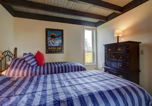 A203 Treehouse 2 Bedroom Condo by Redawning