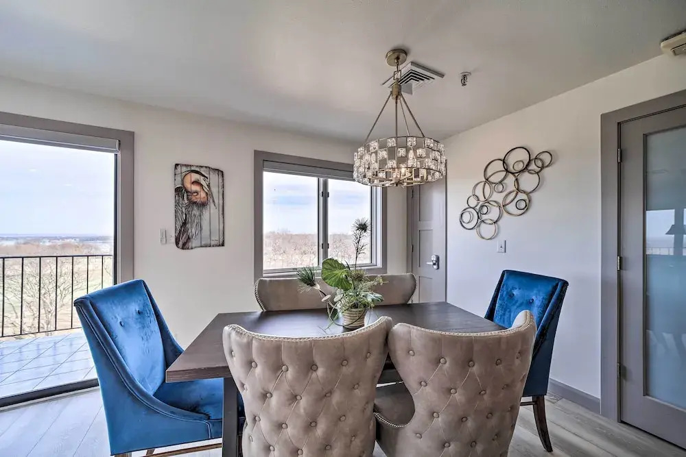 Balcony & Lake View: Modern Condo in Monkey Island