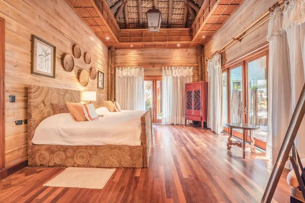Unique Haven Free Access to Eden Roc Beach Club