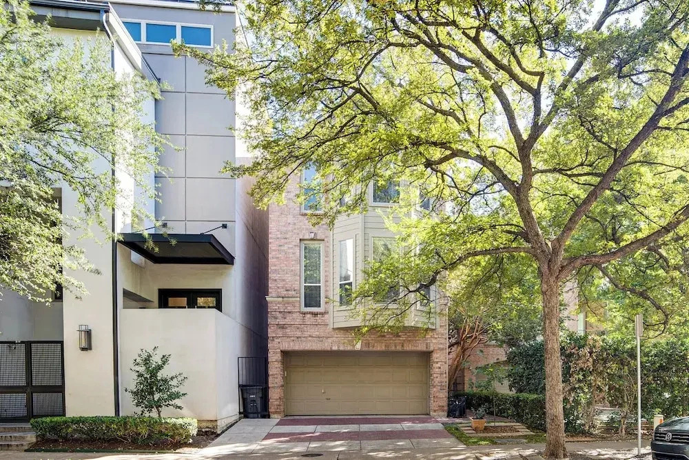 Uptown Dallas Group Getaway Near Art, Eats & More