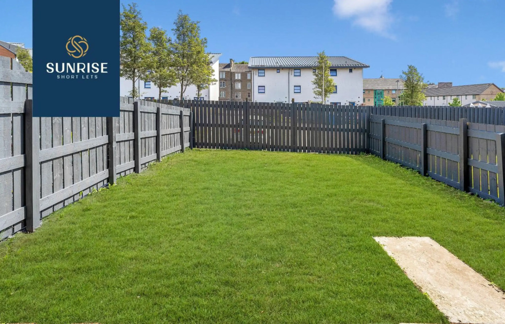 The Townhouse - 4 Rooms Large Beds with TV's, Poker Table, Fully Equipped, Easy Ring-Road Access