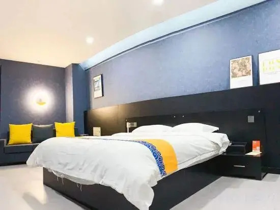 Xi'an Jiushe E-sports Cinema Designer Apartment