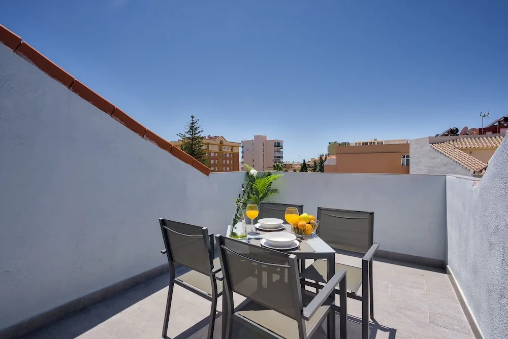 Sur Suites La Dorada, centricos soleados a pocos metros de la Playa y con Parking Opcional