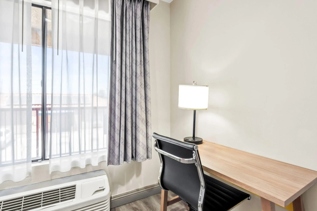 Days Inn by Wyndham Fontana / Rialto