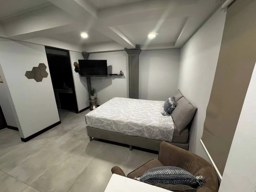 Studio 05 in Santa Ana Central, Convenient, and Comfortable