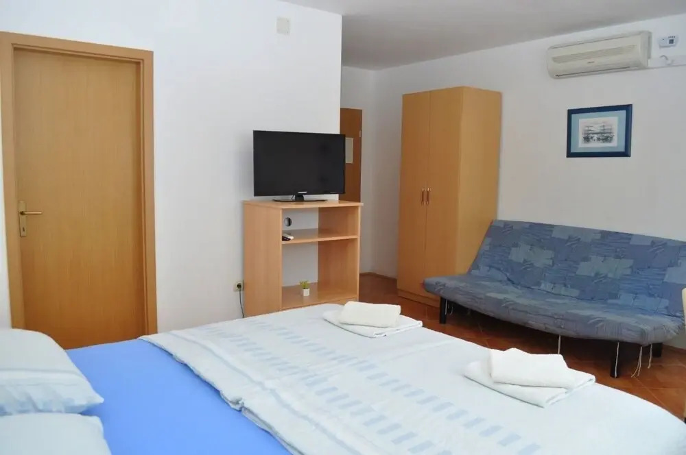 Ivi - big Parking and Courtyard - SA4