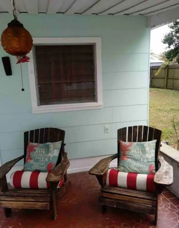 Northeast St. Petersburg Cottage by TechTravel