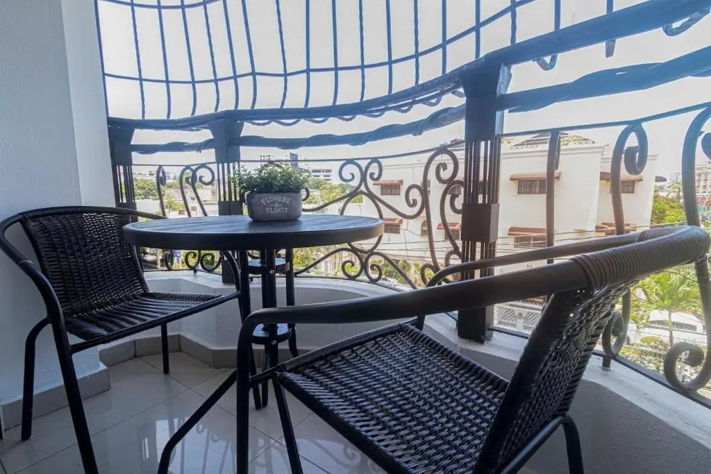 Full apt 1BR plus 1 Sofa Bed Close to zona Colonial