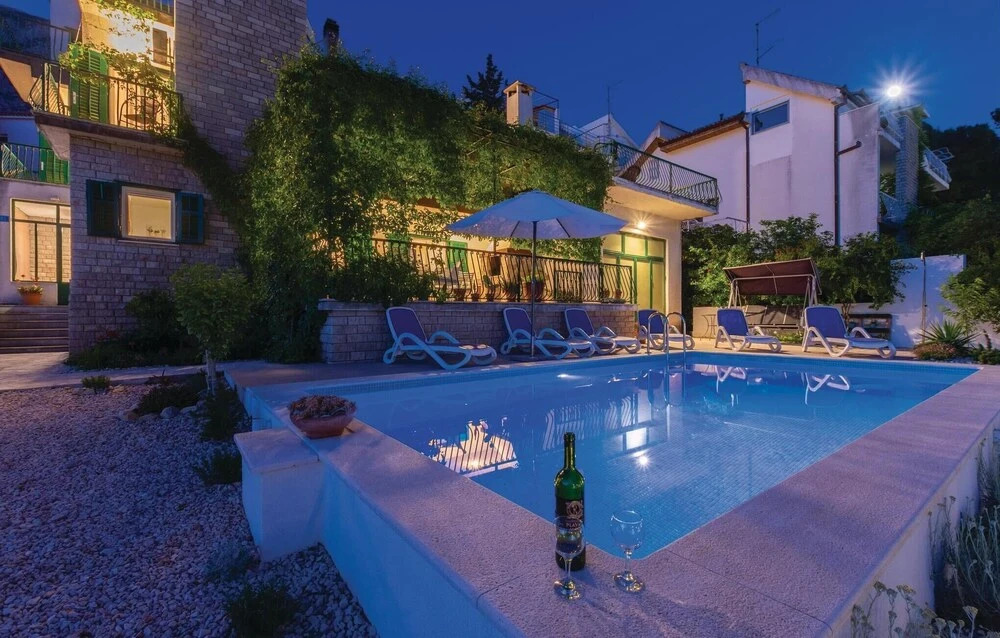 Amazing Home in Makarska With Wifi and 6 Bedrooms