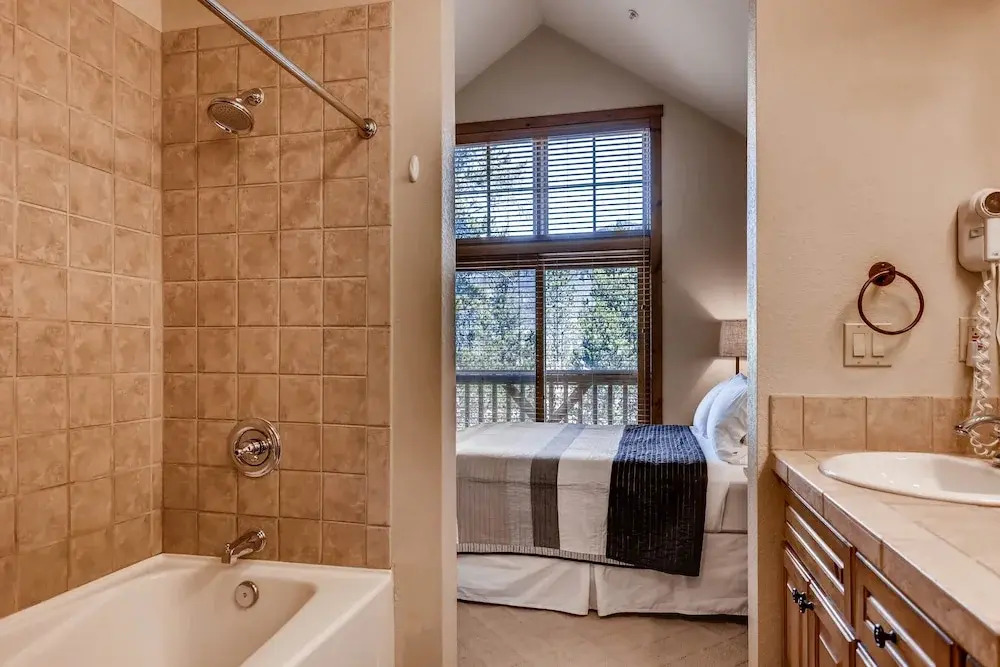 #1711 The Seasons at Keystone 3 Bedroom Townhome - Close to Ski and Convention Center
