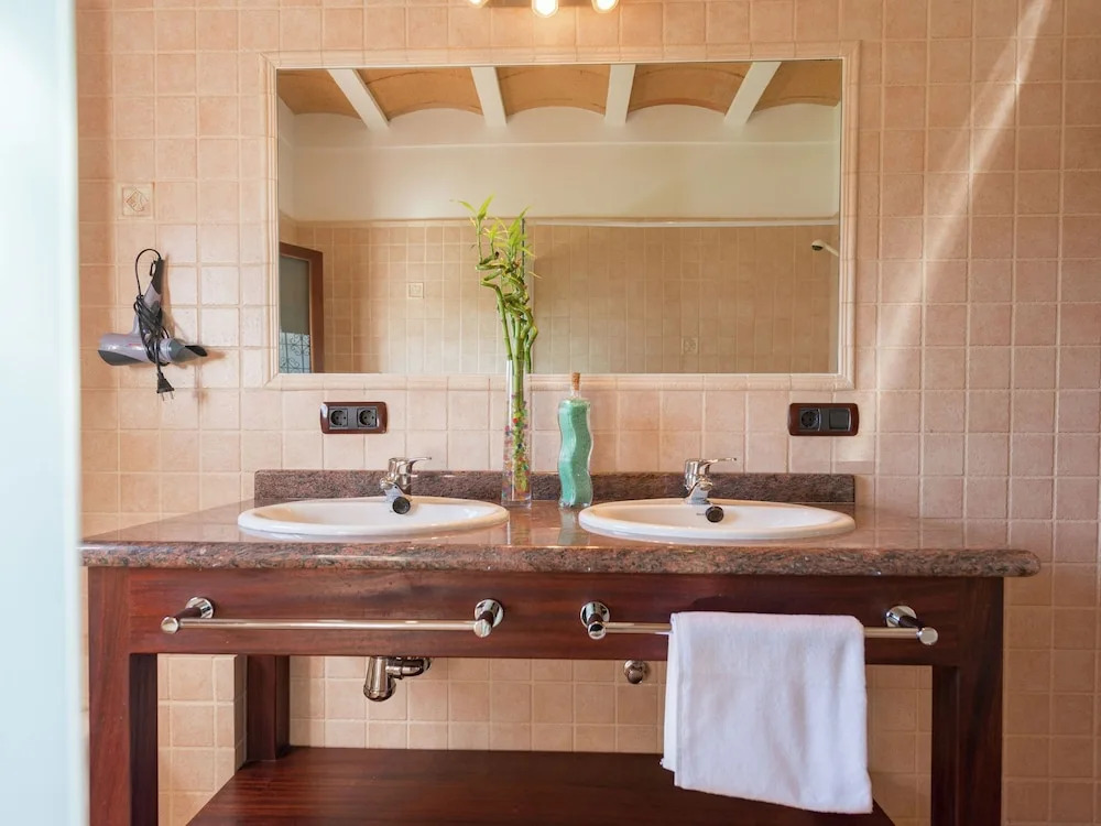 Authentic Finca with Swimming Pool & Hot Tub near Beach