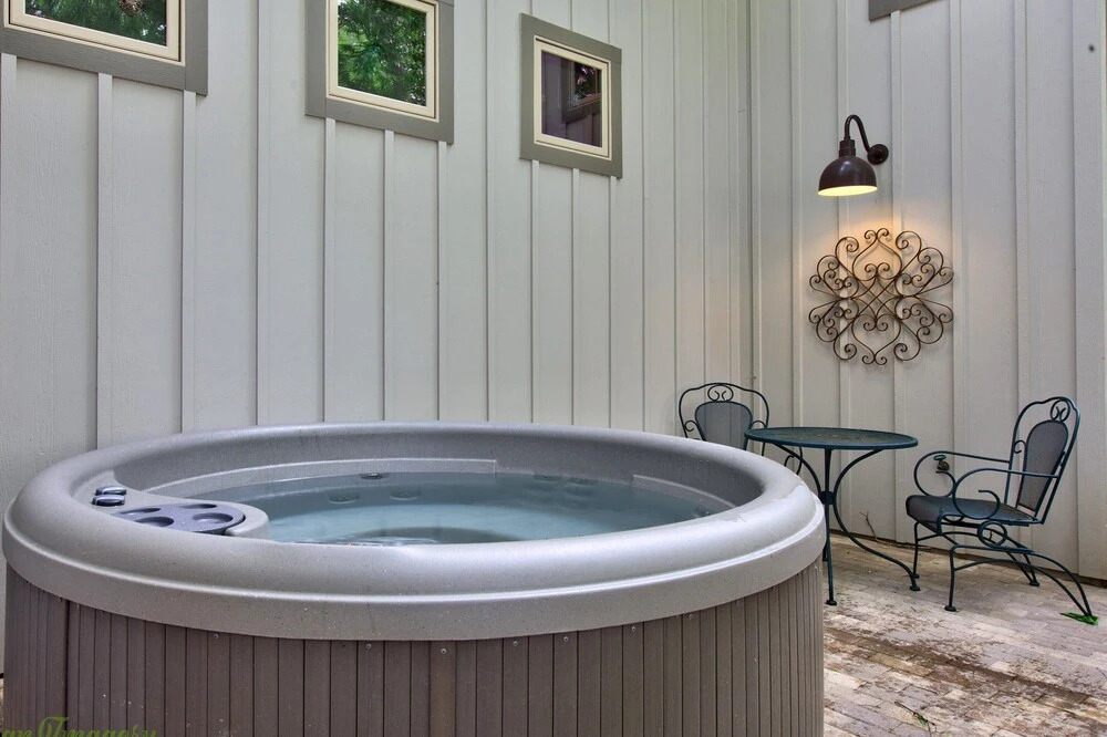 NEW Luxury One Block to Main St With Hot tub and Fire pit