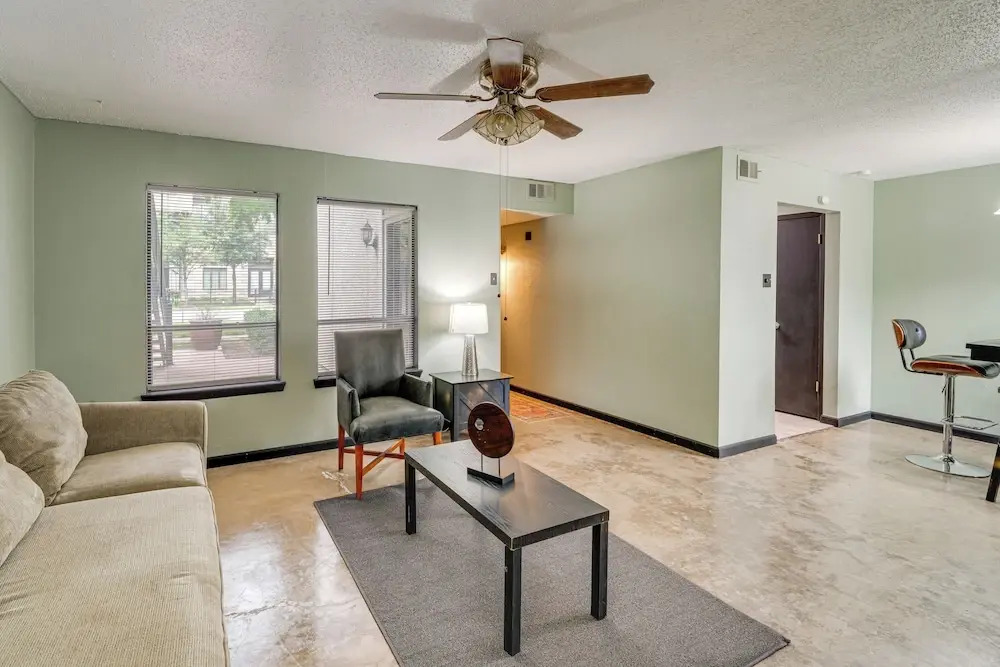 3 Mi to Dtwn Dallas: Condo w/ Walkable Location!