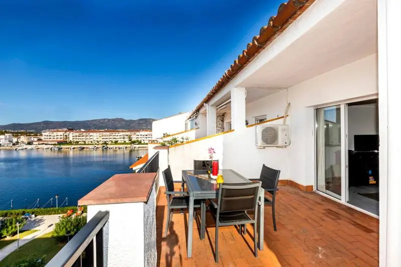 1015 Piso Gran Lago con 3 habitaciones y piscina