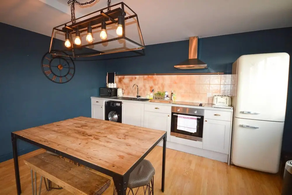 Contemporary 2 Bedroom Midland Mews Apartment