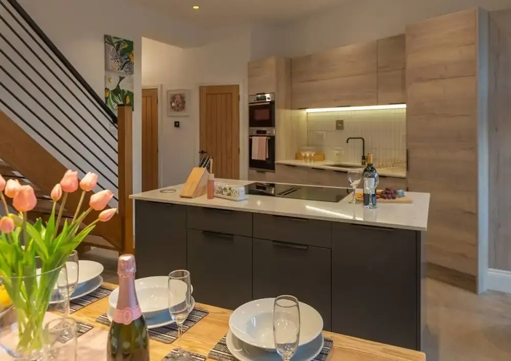 Escape 2 Unwind At The Parade, Accommodates 10