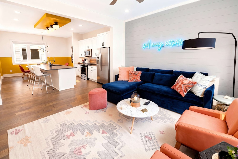 King Suites 3BR Retreat 2-car Garage East Nashville