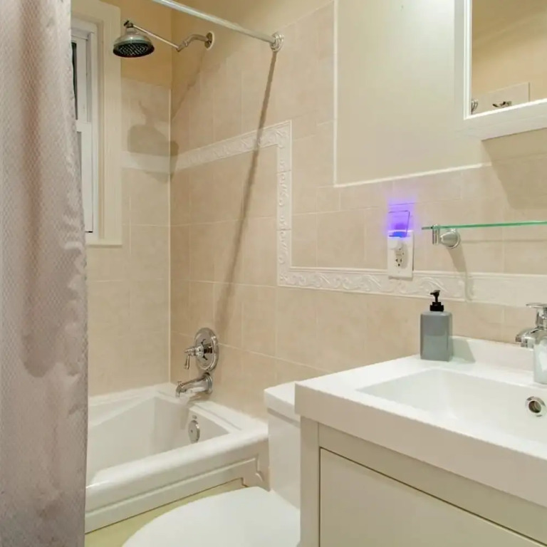 Pentagon City Homestay Parking Available