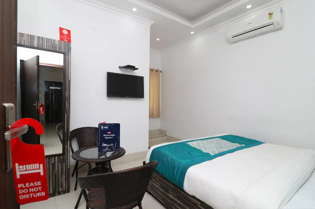 The Reverend by OYO Rooms