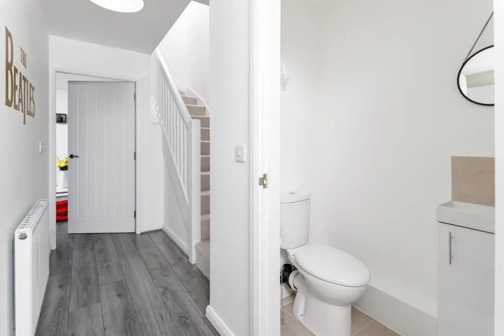 Air Host and Stay - Brand new 3 bedroom house sleeps 7 minutes from LFC and city centre ref27