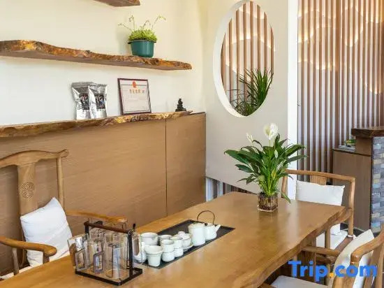 Magpie • Pillow Mountain Guesthouse