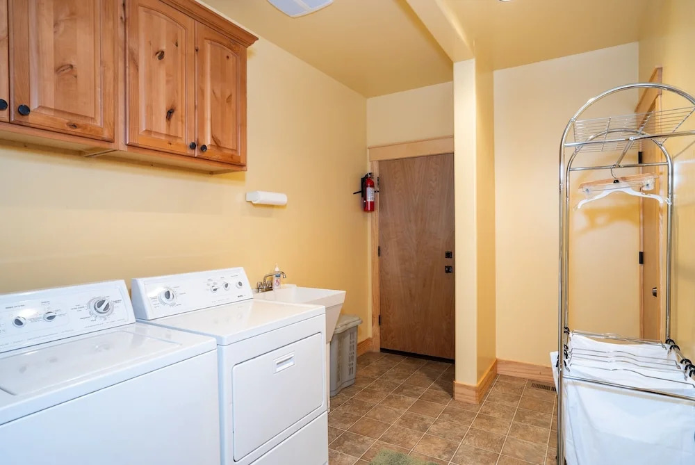 Hillside Mountain Creek Haven 4 Bedroom Home