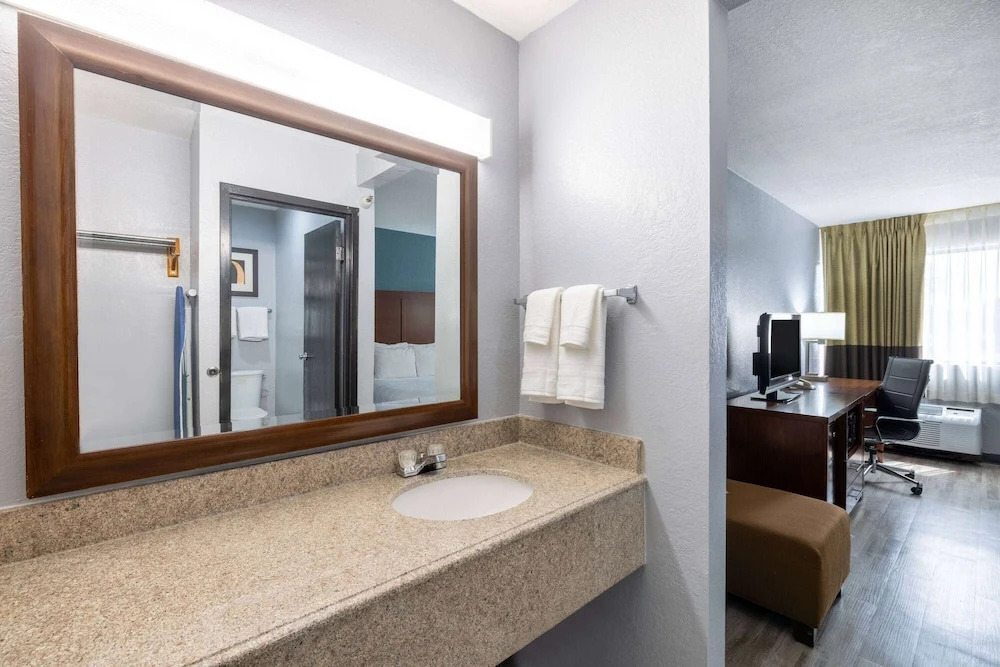 Days Inn And Suites Brooklyn Center/ Minneapolis