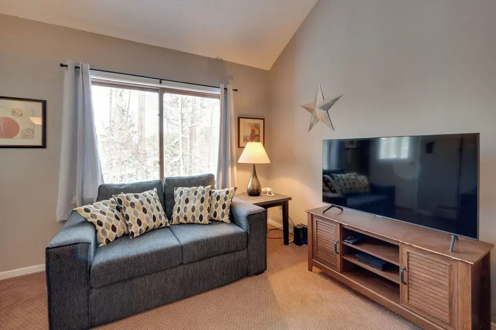 3 Mi to Story Land: All-season Family Condo