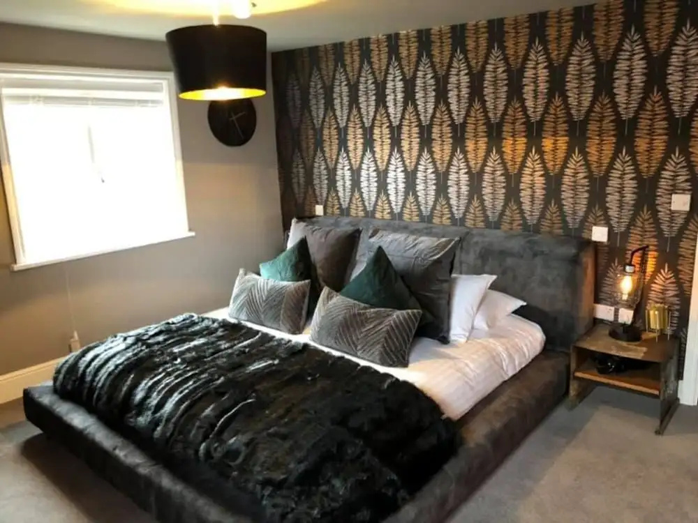 The Wheatsheaf Pub, Kitchen & Rooms