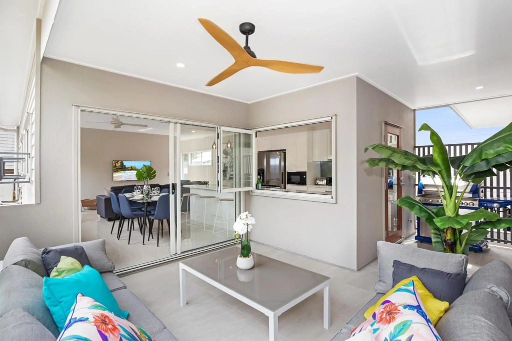 Park Avenue Luxe Chic Townhouse Sleeps 9, Carpark