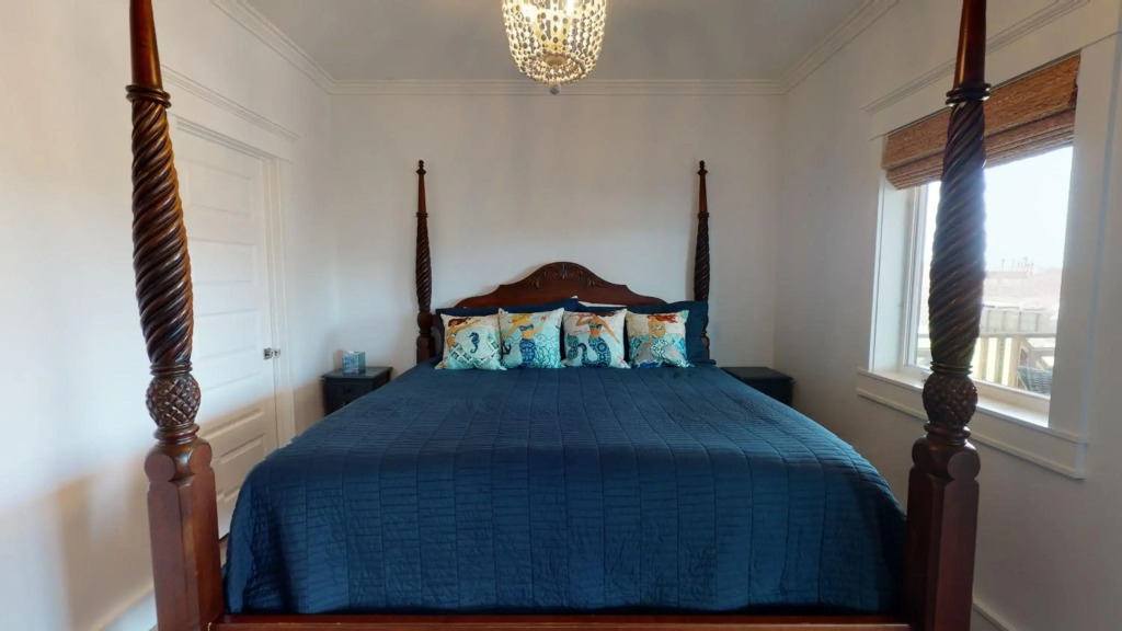 SE831 Huge and Upscale Home with Heated Private Pool in the Heart of Port A